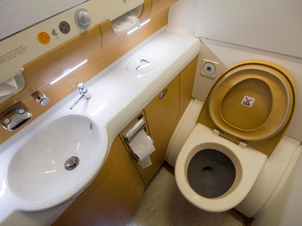 Giấy vệ sinh cuộn nhỏ rất thích hợp sử dụng trong buồng vệ sinh của máy bay
