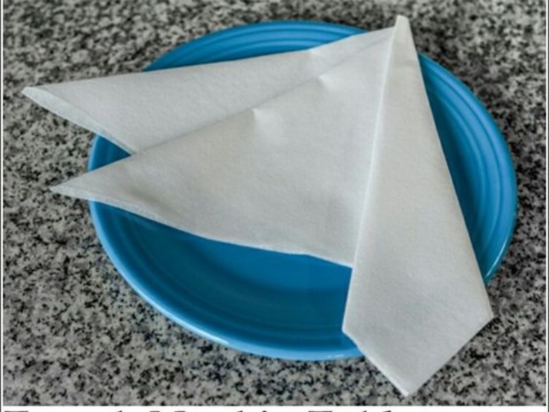 cách xếp khăn giấy để chén