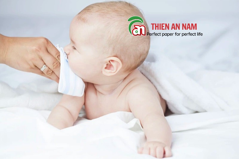 cách lấy gỉ mũi cho trẻ sơ sinh