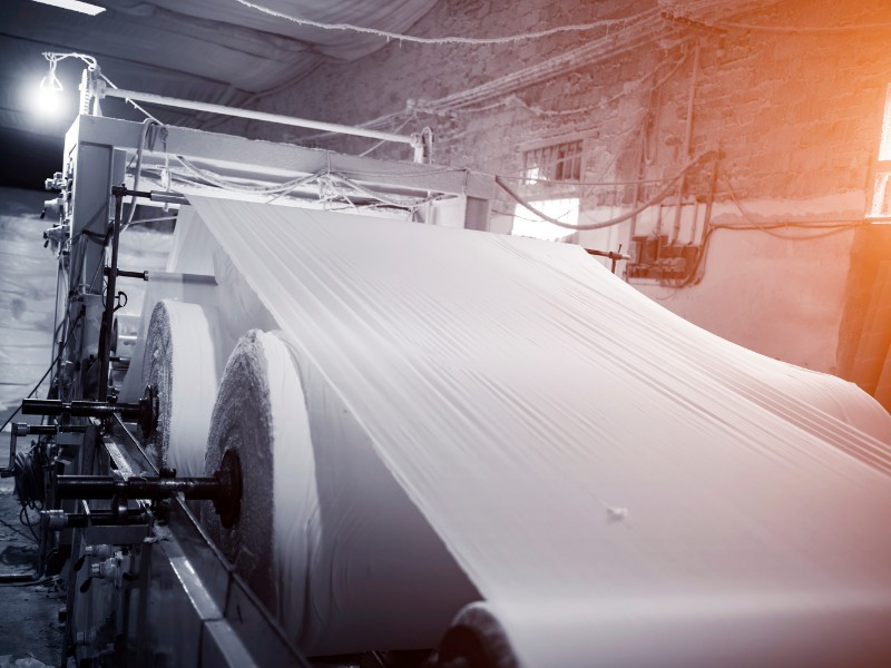 Sản xuất giấy vệ sinh thường sử dụng bột giấy nguyên sinh và bột giấy tái sinh